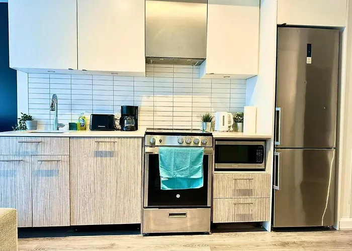 Cozy Condo Near Eatoncentre Mall